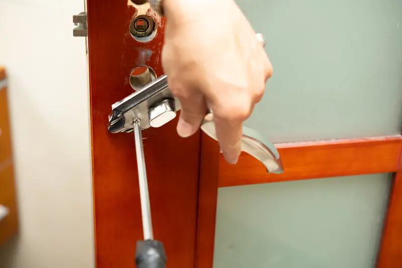 开锁师傅半小时狂收4170元！女大学生哭诉：不付钱不让走，平台还在甩锅！这也给那