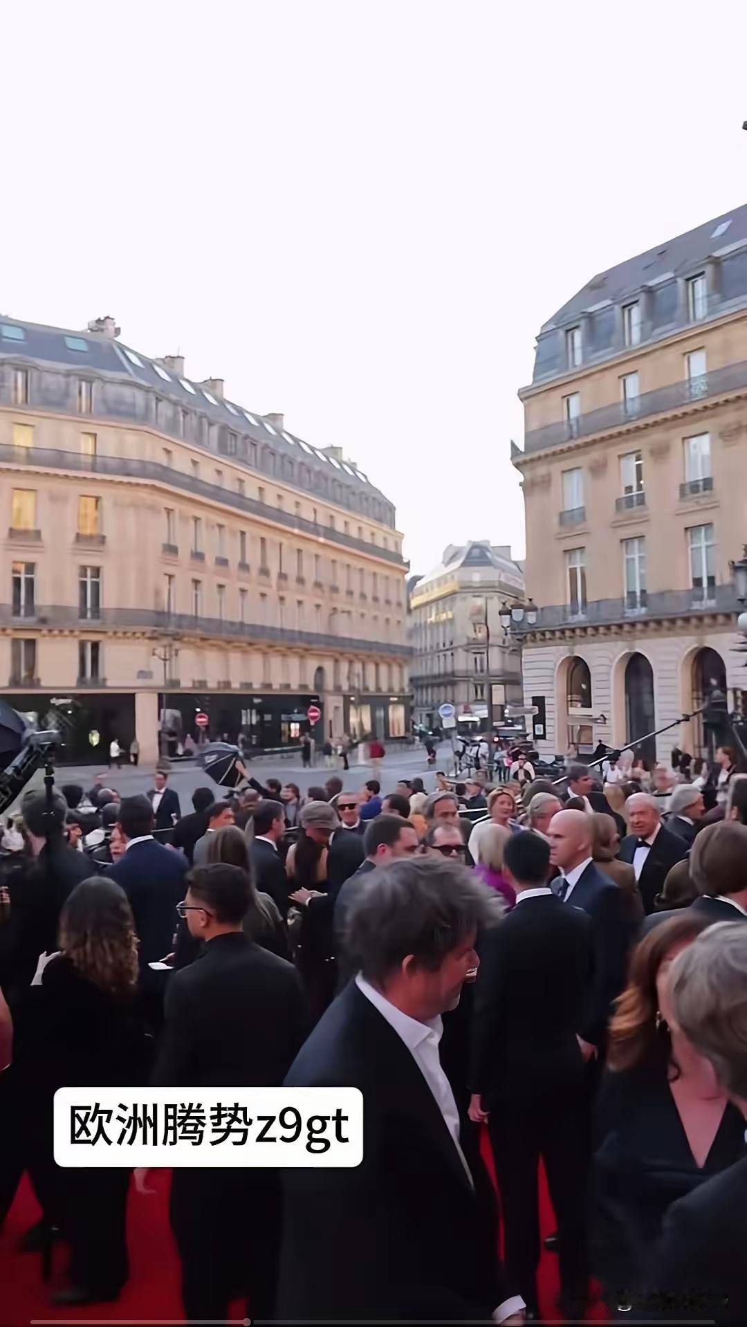 奔驰刚把股份卖干净，腾势就把车卖到了奔驰老家，价格还比奔驰S级贵了两万欧。

2