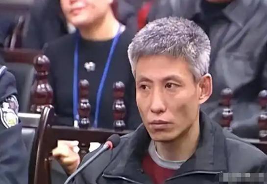 2003年，刘涌在被执行死刑前表现得十分平静。他苦笑着看向妻子，拒绝换上新衣服，
