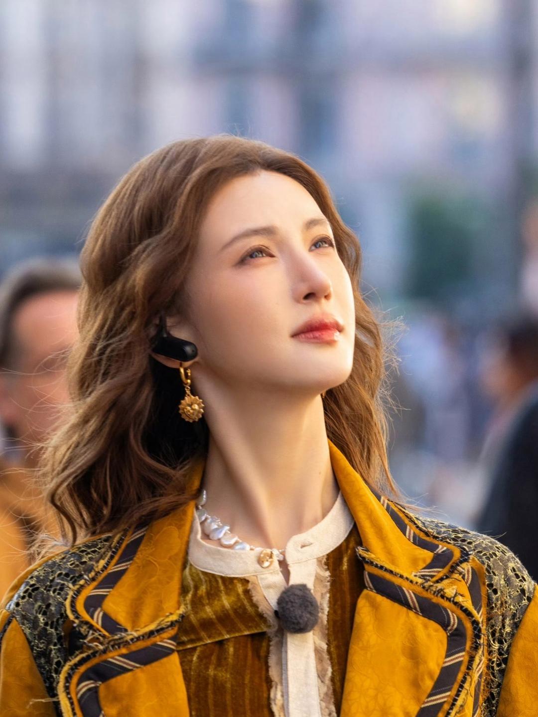 金晨这波“复古油画风”穿搭杀疯了！姜黄大衣+蕾丝内搭=行走的秋日缪斯