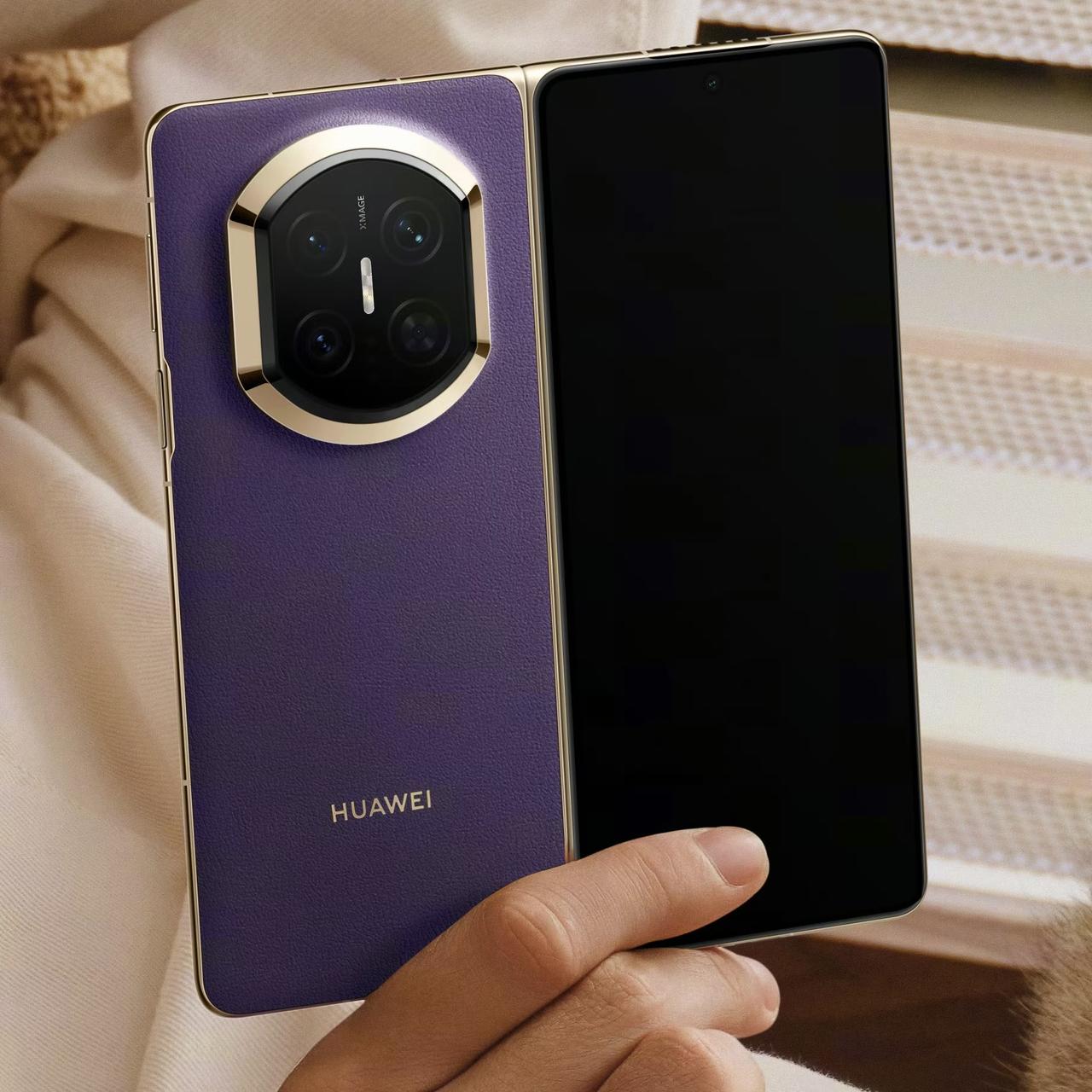 昨天官方公布了Mate X7的外观设计细节，看起来延续了前代结构语言，机身依然是