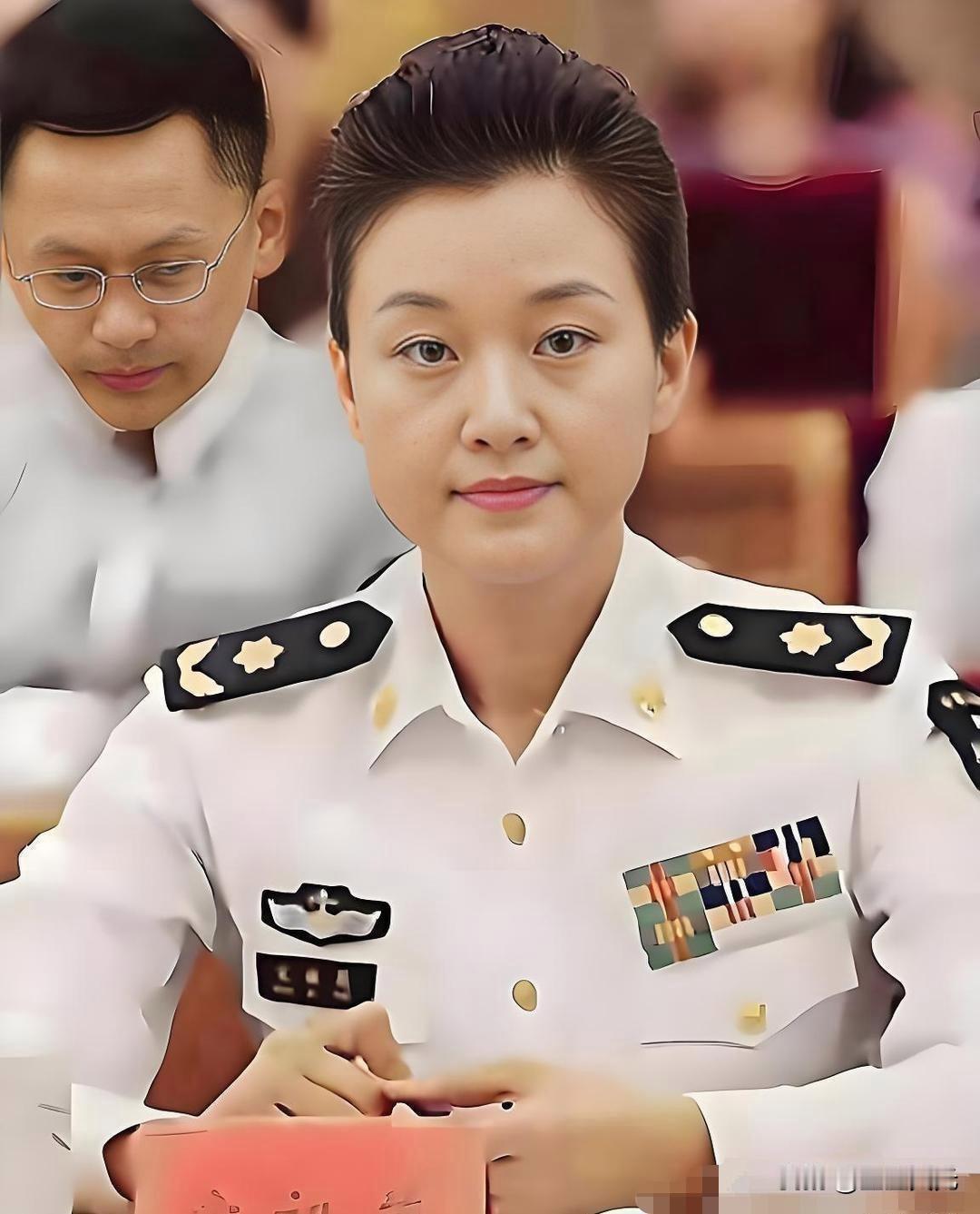 好多人以为宋祖英是文职少将，其实这是误解。
大家看她穿海军制服，还挂着正军级胸标
