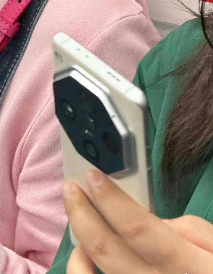 熟悉的地铁曝光环节又来了，这次轮到OPPO Find X7 Pro，双潜望镜头+
