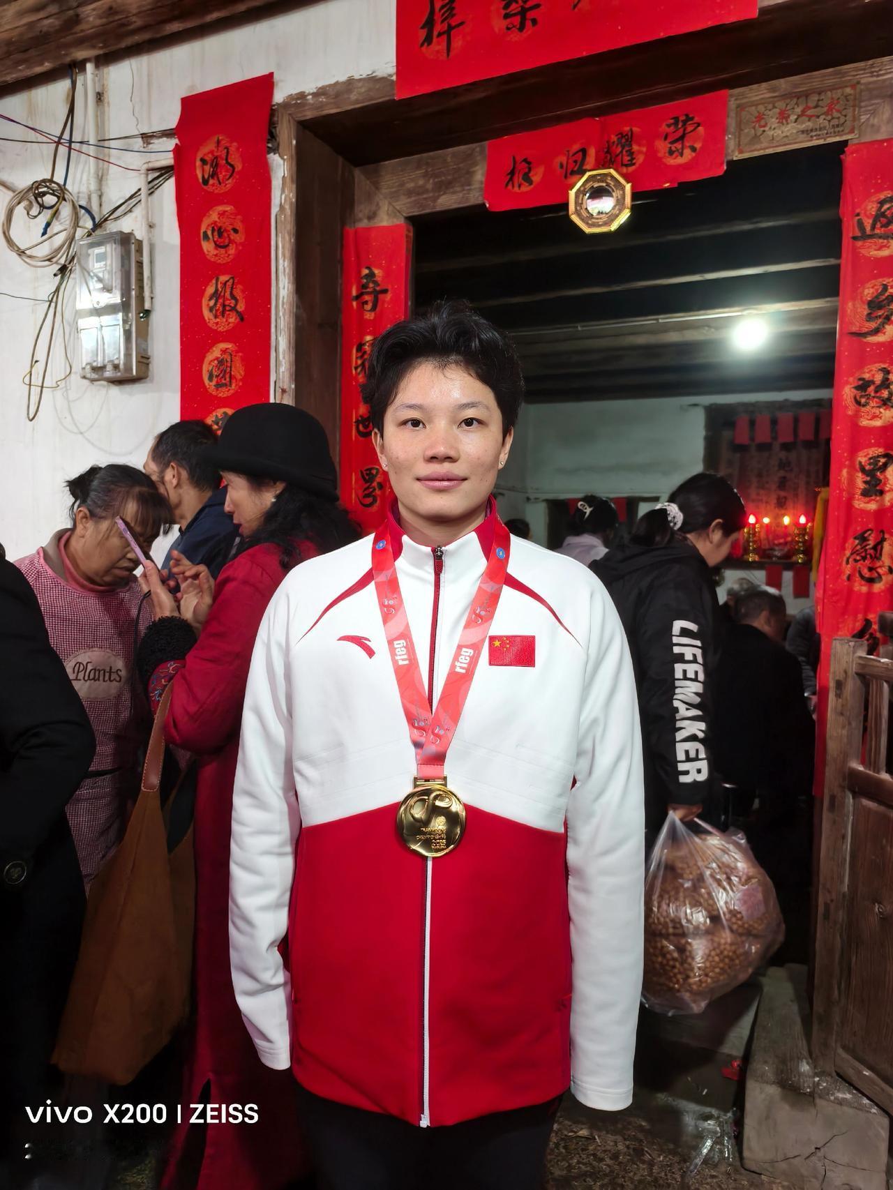 融安县第一位世界冠军游情，她在西班牙第38届世界蹦床锦标赛中荣获混团冠军。