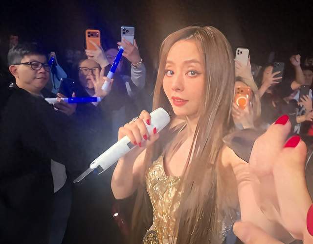 张靓颖演唱会造型大翻车！胸下垂胯宽，又壮又胖，腰间赘肉明显
