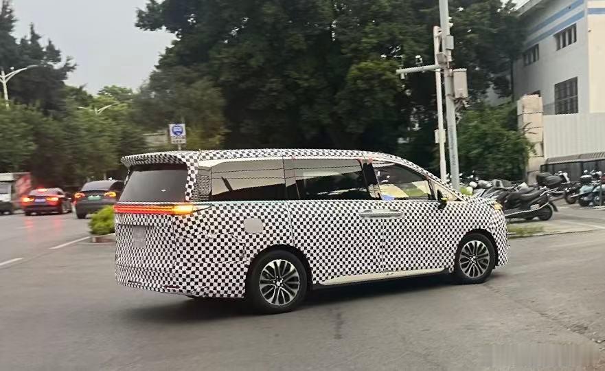 这是啥，车长看起来要干到 6 米了。据说是 华境 的车？ 