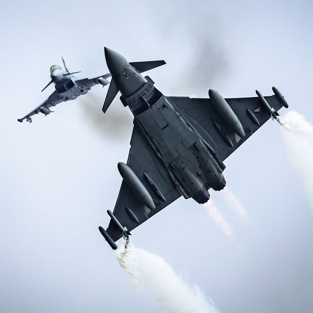 #洋葱军事[超话]# 高空之上，接到指令后，红方飞行员率先发起攻击。云端激战正酣