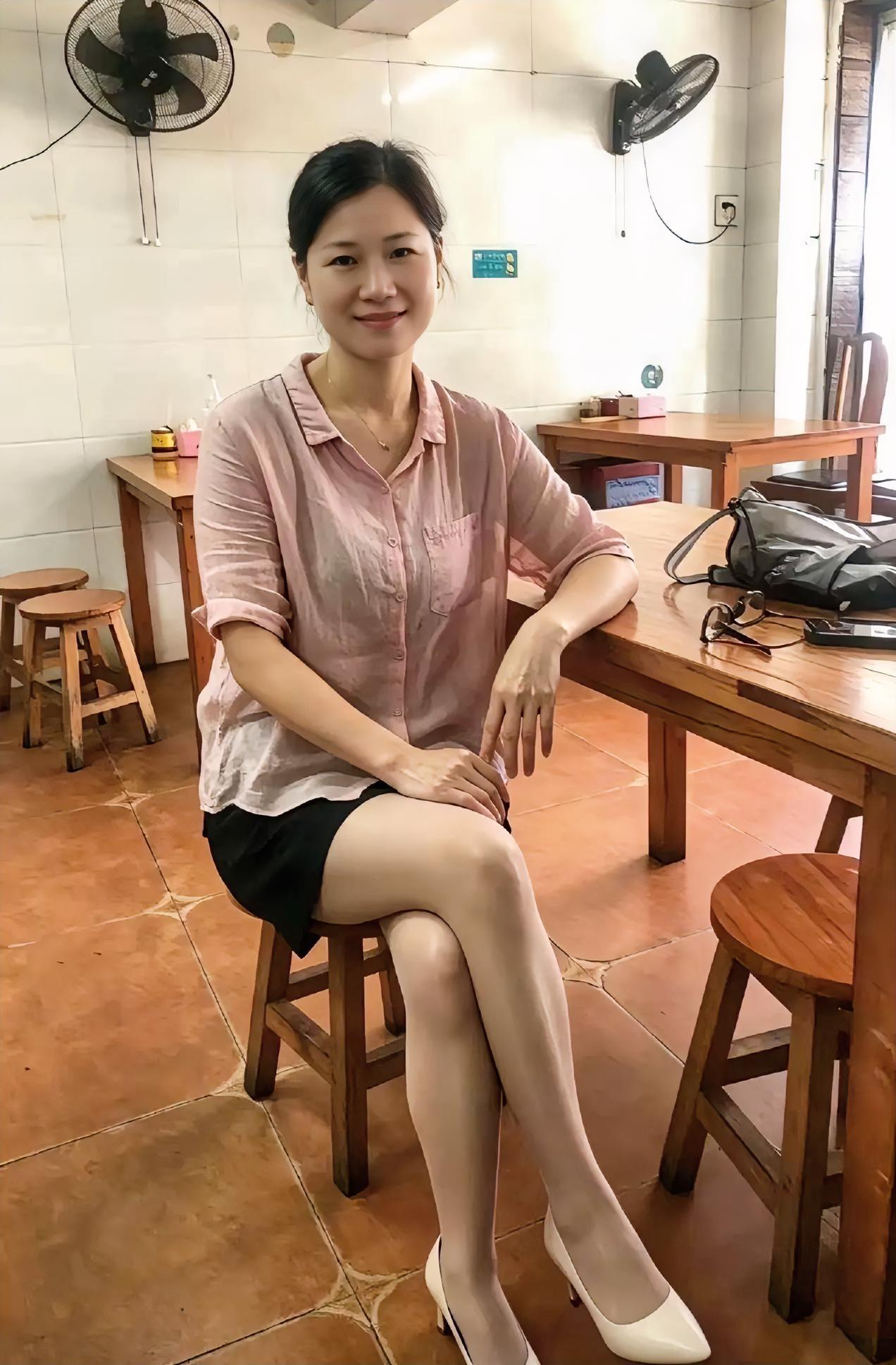 吃饭的时候在小店随手拍到一位女士
气质温婉从容，看着特别有韵味
岁月沉淀出来的美