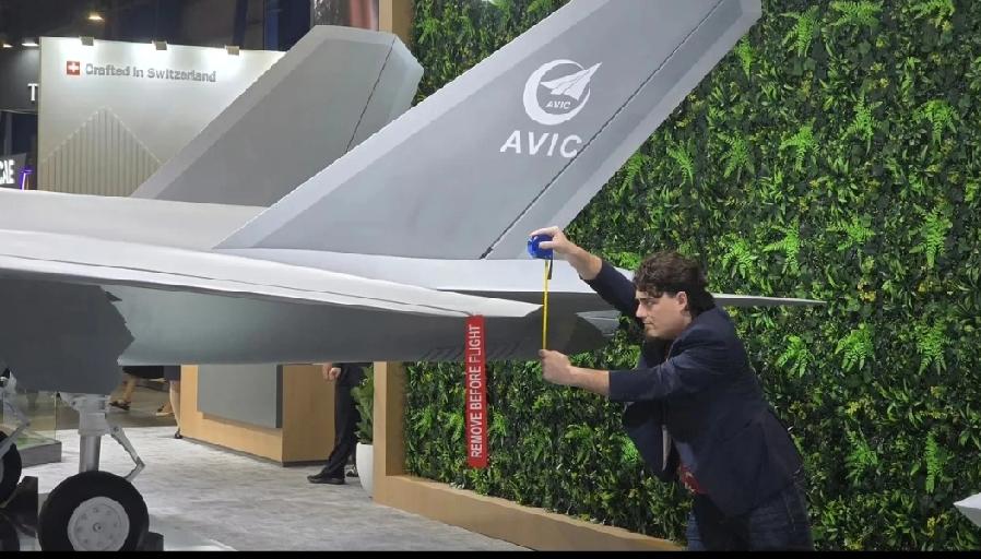 2026年2月6日新加坡航展上，被中国制裁的美国安杜里尔军火公司老板帕尔默·拉基