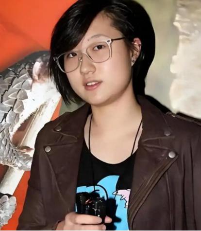 吴卓林返港：比起成龙的“不认”，她的“不缠”才是真清醒，25岁的吴卓林踩着高跟鞋
