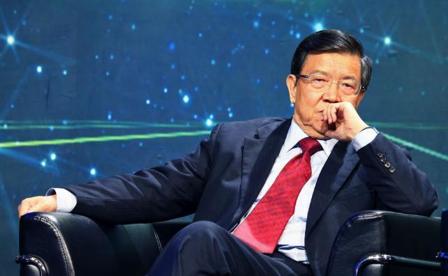 龙永图：暂不讨论中国崛起，先回答三个更重要的问题。第一，什么时候全球的精英会把孩