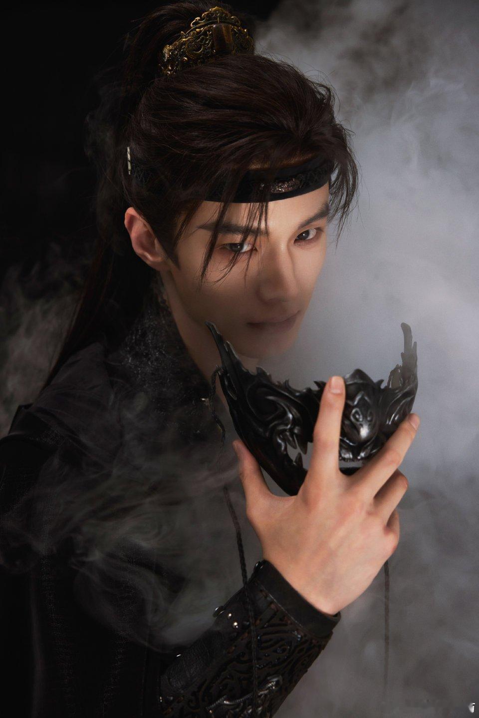 何与挥个剑出神图了何与这张梦回叶鼎之了江湖剑客氛围感拉满，抬手挥剑的模样，就是观