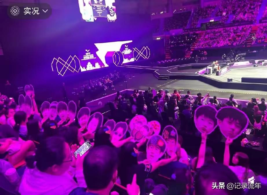今晚澳门球馆满是头莎的头像！
镜头对准的不仅仅是比赛场面，也会在比赛间隙扫过观众