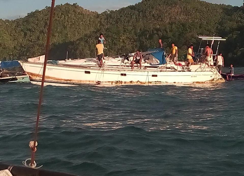 2016年，菲律宾外海海域，两位捕鱼人突然发现一艘无人掌舵的鬼船正随波飘荡。两人