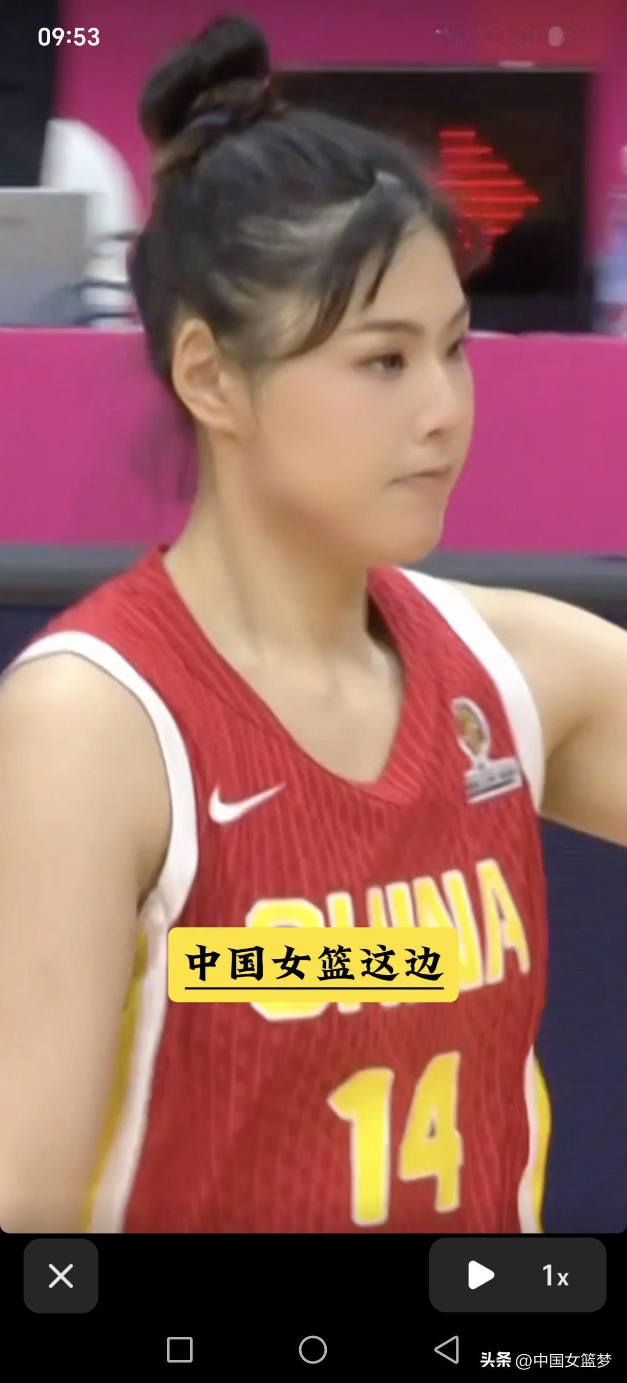 中国女篮大中锋小宝李月汝登场！中国女篮这边在进攻，赛场上的每一次突破，都是青春最