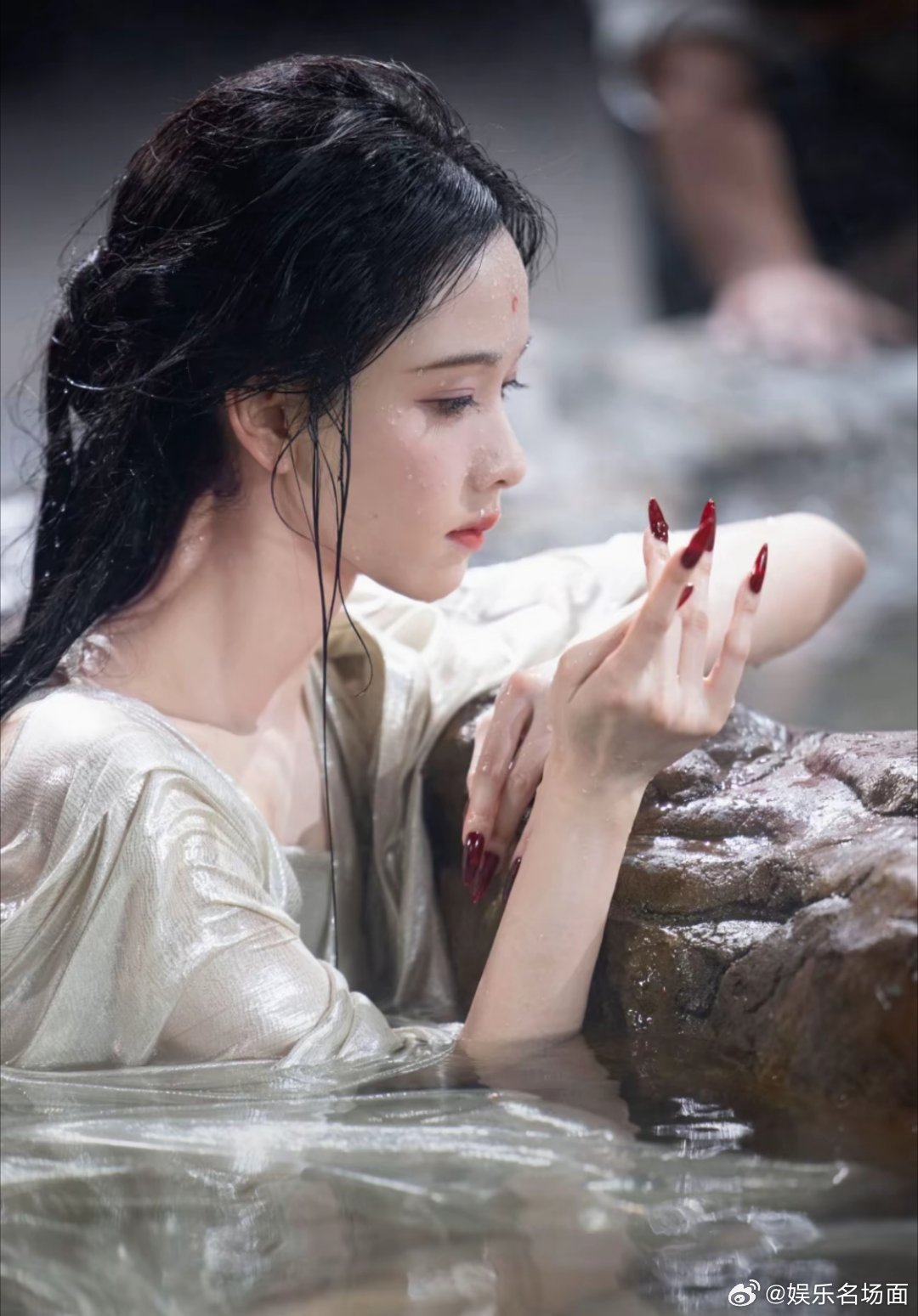 这个陈都灵新剧也太美了吧？陈都灵和鞠婧祎双生姐妹花好顶啊 