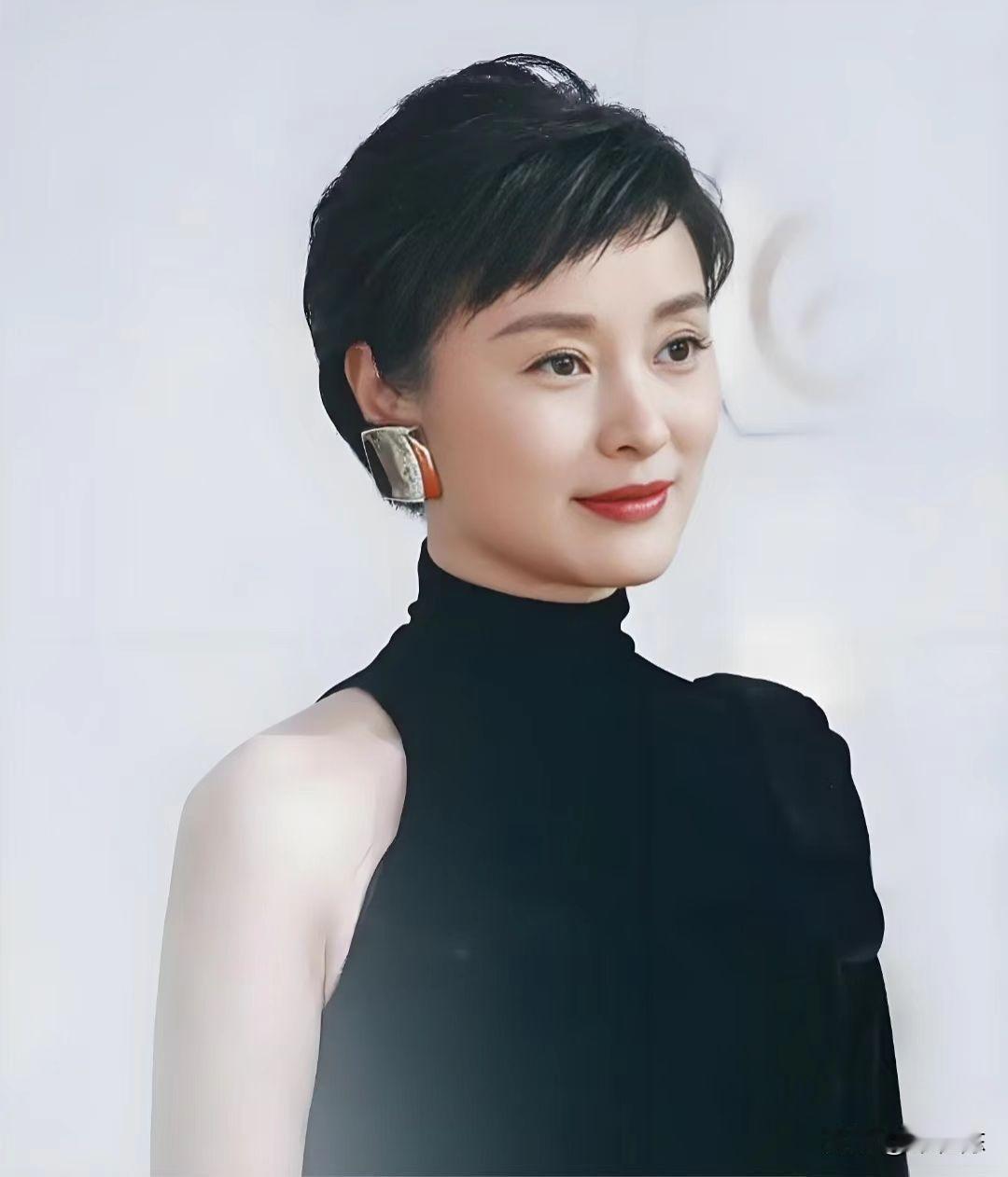 可算搞清楚了！
为什么杨亚洲让吴越出演朱枫？
不是因为吴越演技好，而是吴越唱的好