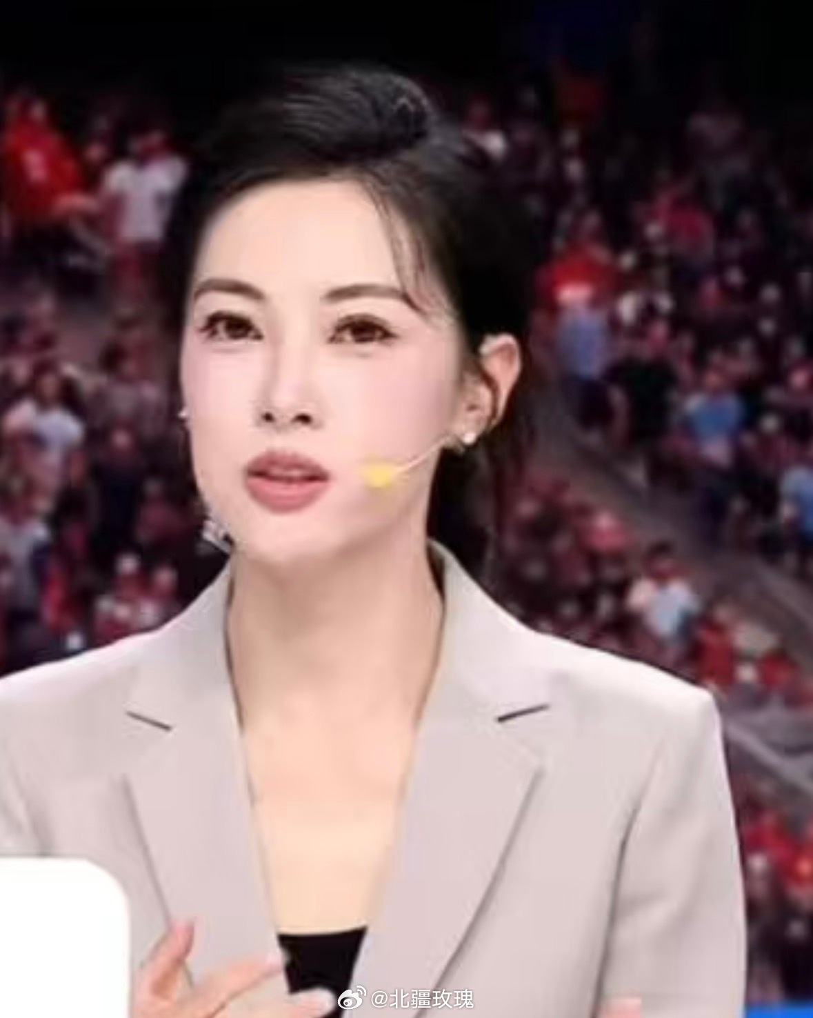 女解说深耕赛场见解独到，理性分析攻防布局，温柔讲述赛场故事，打破解说刻板印象，多
