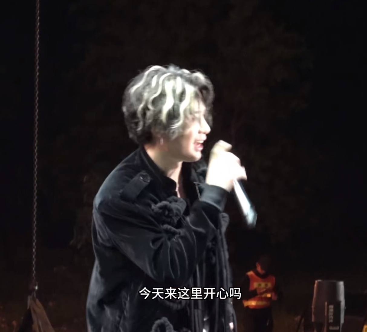 不管再怎么不开心，只要站上舞台，看到nana们挥舞着（魔改棒/大旗/灯牌/饭撒牌