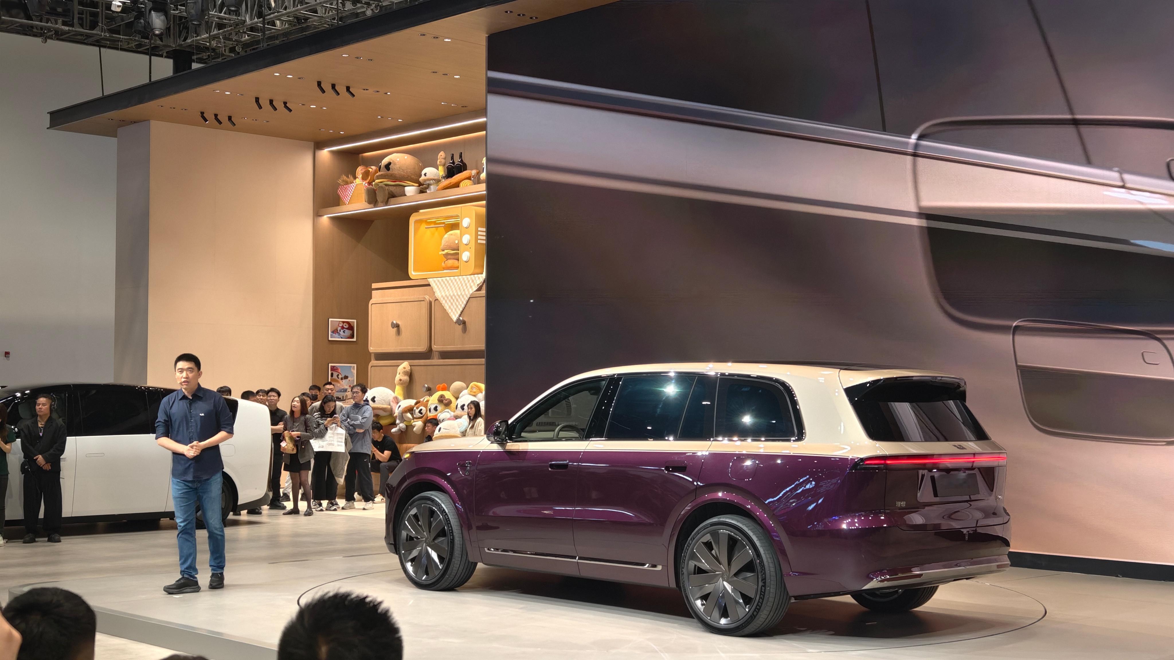 今天下午看完车了，内外饰都看了，两个结论：1.内饰有变化，不同于从原来L9到ME