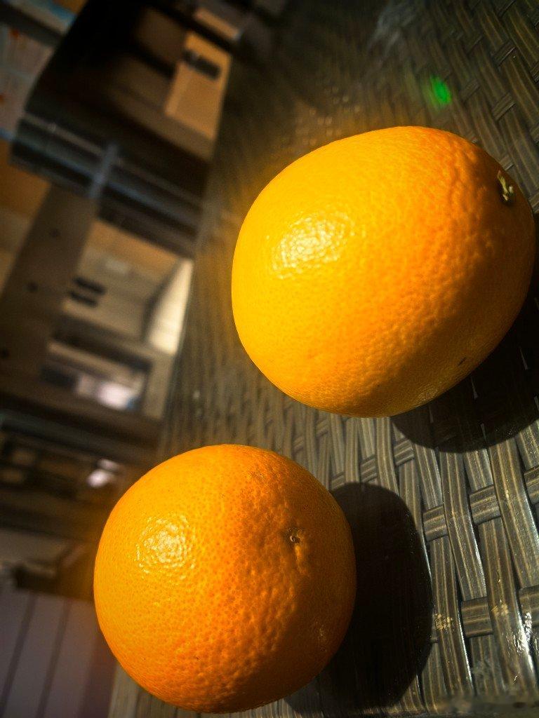 今天的脐橙是游泳教练给的，她还不是我儿子的教练，只是经常来大家面熟，她是江西赣州