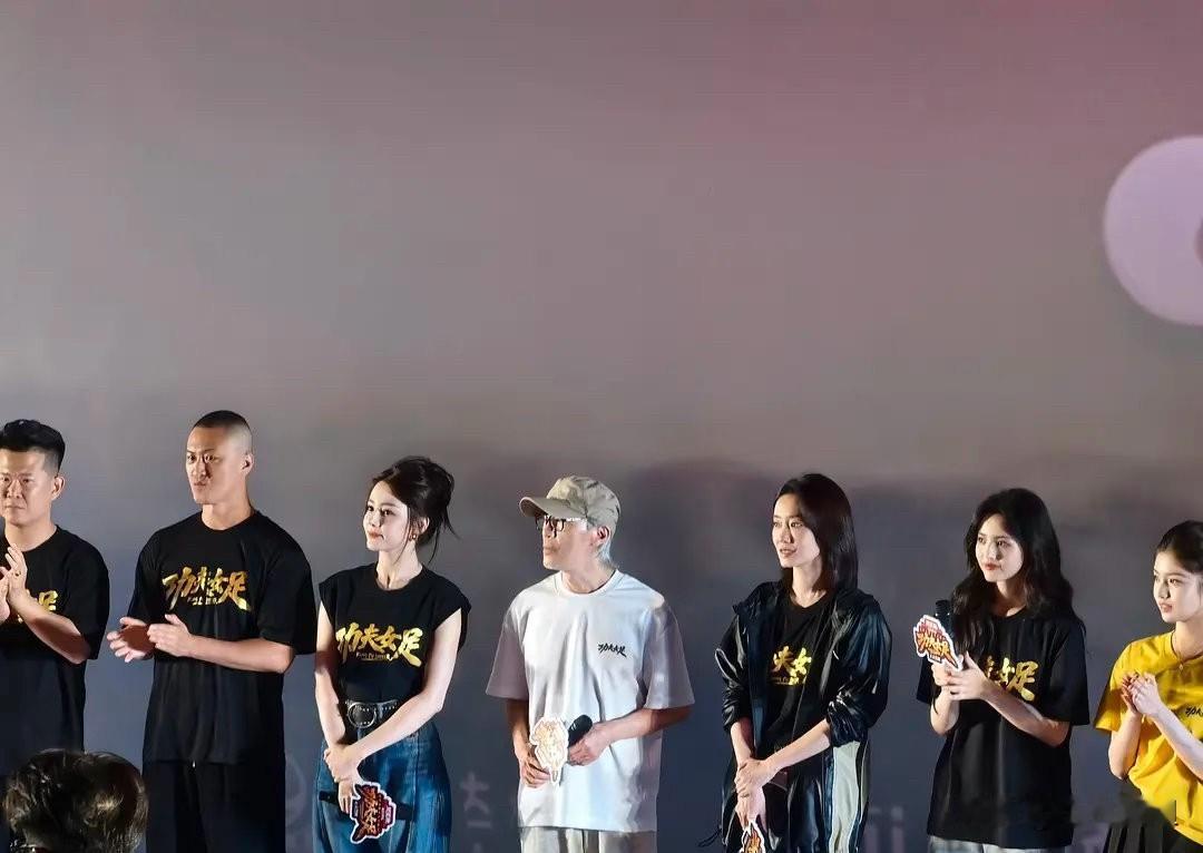 冯小刚的排场，
给所有电影人上了一课。
原来半个娱乐圈的站台，
也换不来观众手里