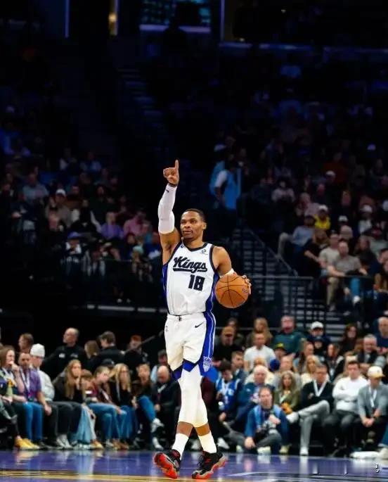 又拿三双了，24分13板14助。
不知道是不是感受到了危机，威少开始发力了，因为