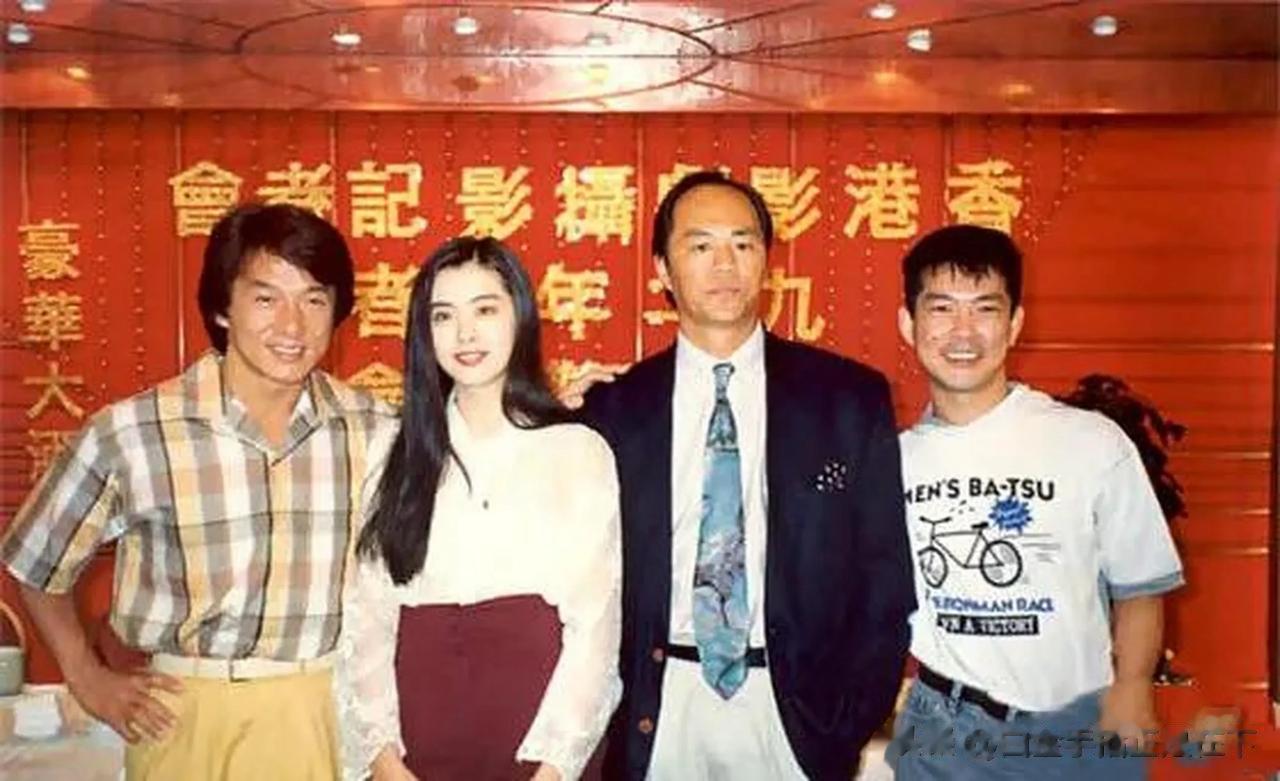 “双龙会”——成龙、狄龙参加1992年香港影剧摄影记者会时合影留念。

左起：成