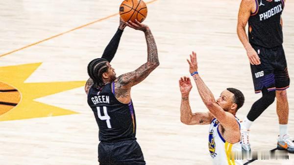 篮球北京时间4月18日，NBA季后赛附加赛第二轮，菲尼克斯太阳迎战金州勇士。太阳