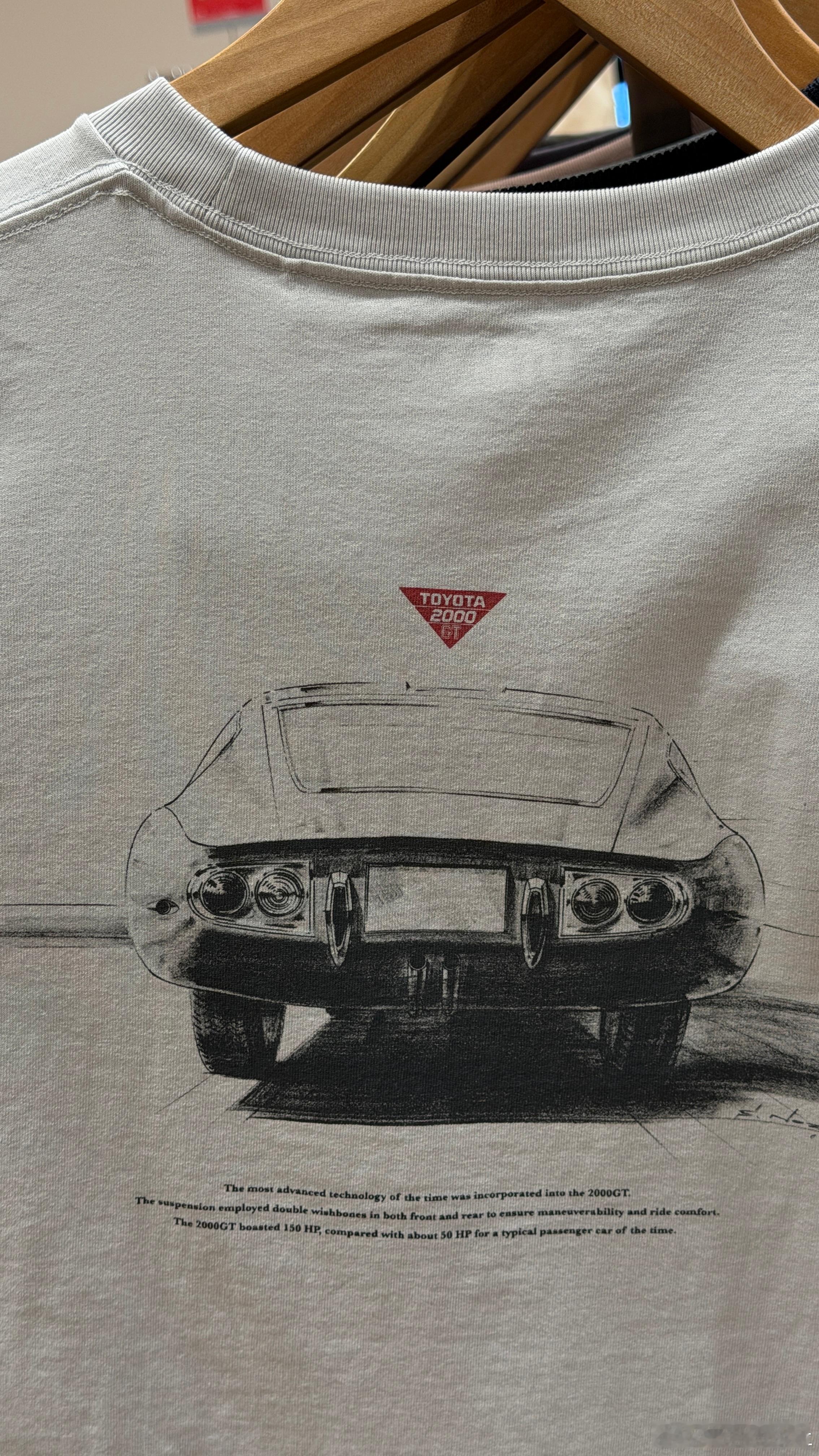 刚读过佐藤可士和的感染力哲学，和优衣库创世界战略，今天偶遇UT和TOYOTA联名