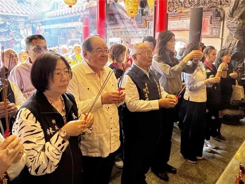 去拜老祖宗求力量？我看国民党是得了‘政治健忘症’！”
有人问我，国民党新主席去拜