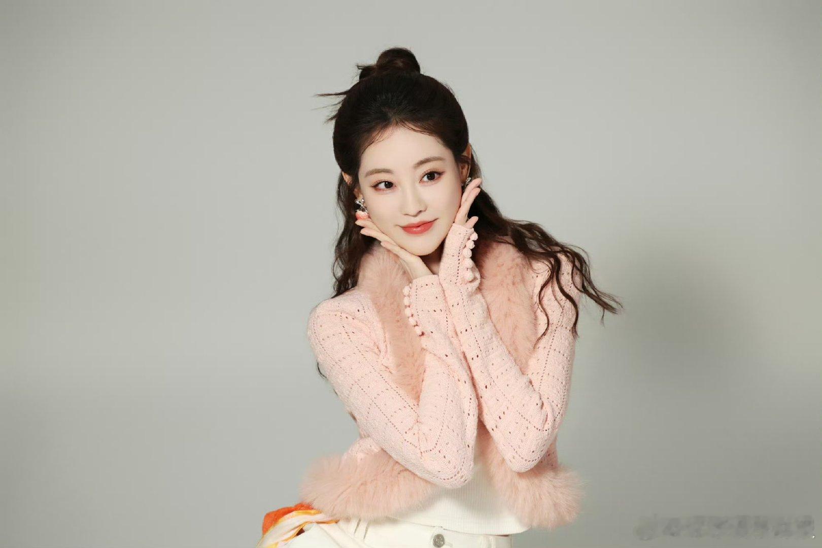 祝绪丹和手机支架谈判好抽象祝绪丹精神状态主打一个放飞，连手机支架都得陪她演，抽象