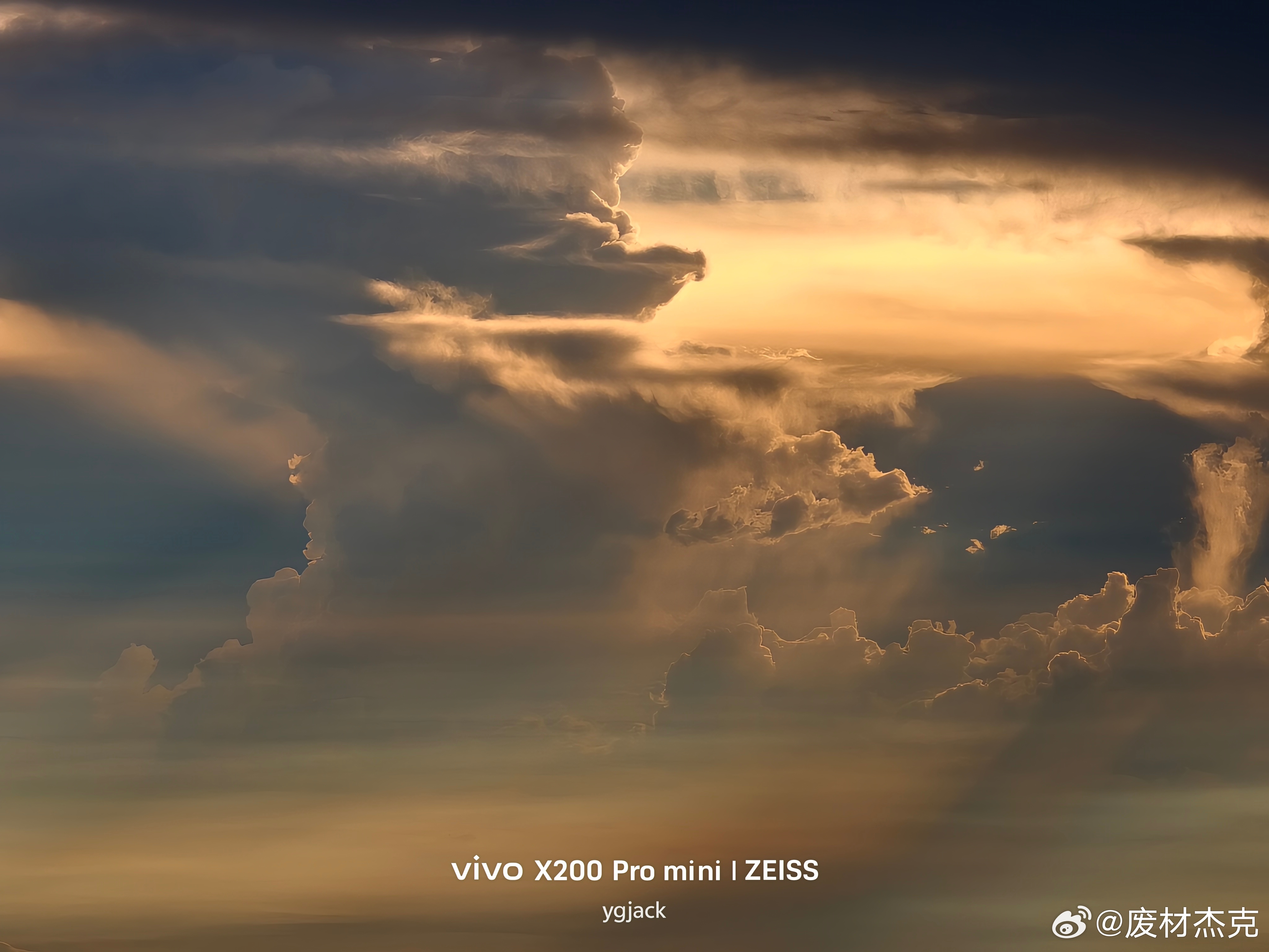 在飞机上看到的云上丁达尔效应，绝了 vivo