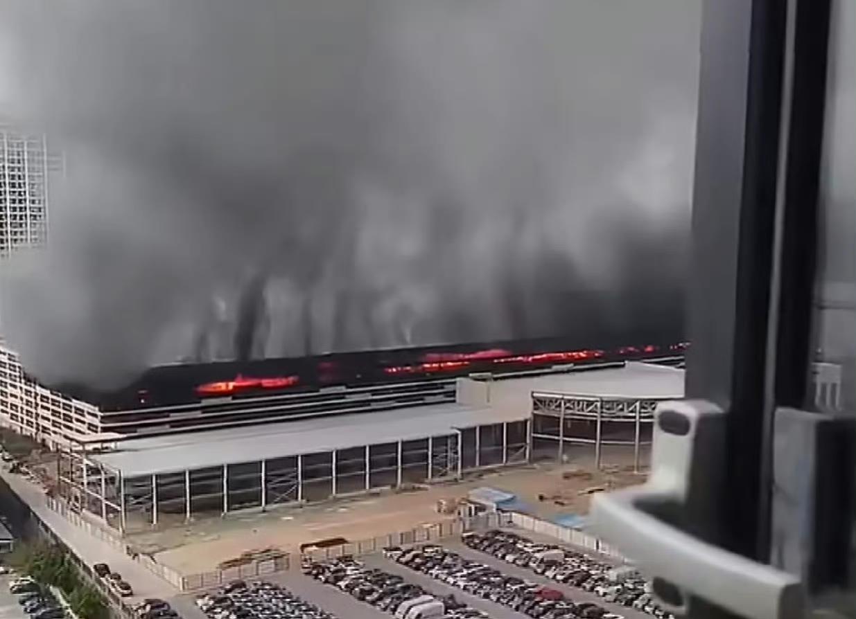 4月14日凌晨2点48分，深圳坪山区比亚迪坪山园区的一处立体车库突然起火 。
现