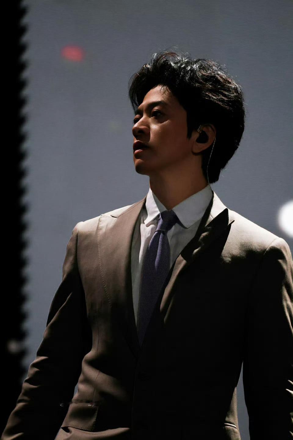 比较喜欢李健，一种难以述说的男人味与稳重感！当然个人和李健一样，不抽烟不喝酒。时