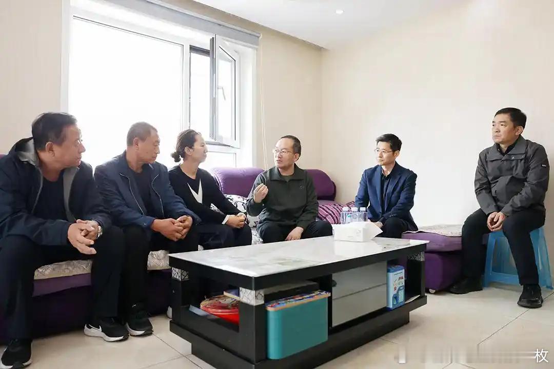 10月7日，辽宁省委常委、政法委书记，省公安厅厅长郑艺到铁岭市看望慰问在执法现场