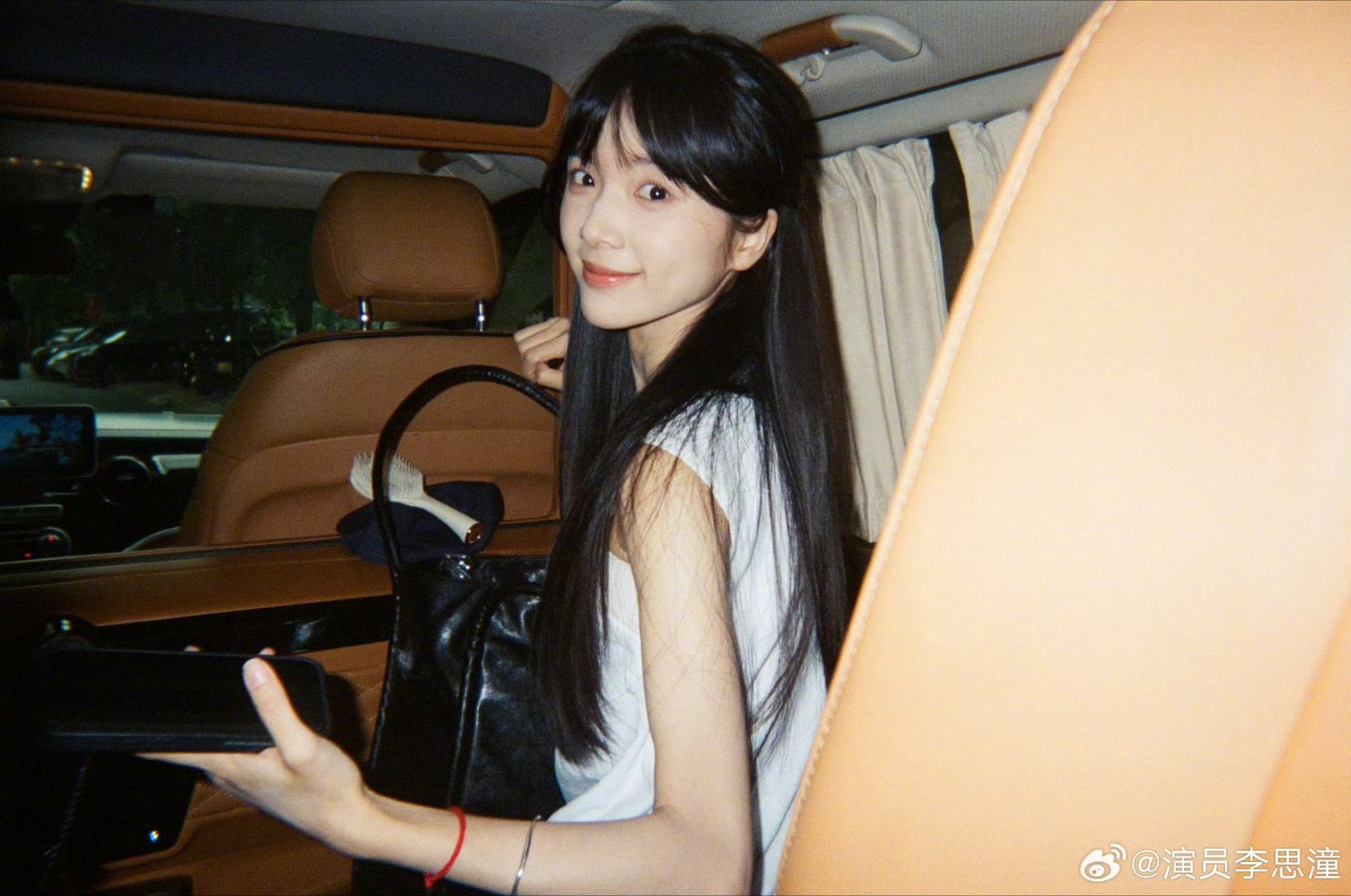 李思潼南枝我们再会李思潼发文和角色南枝正式告别，晒出超多剧组幕后合照，记录电影《