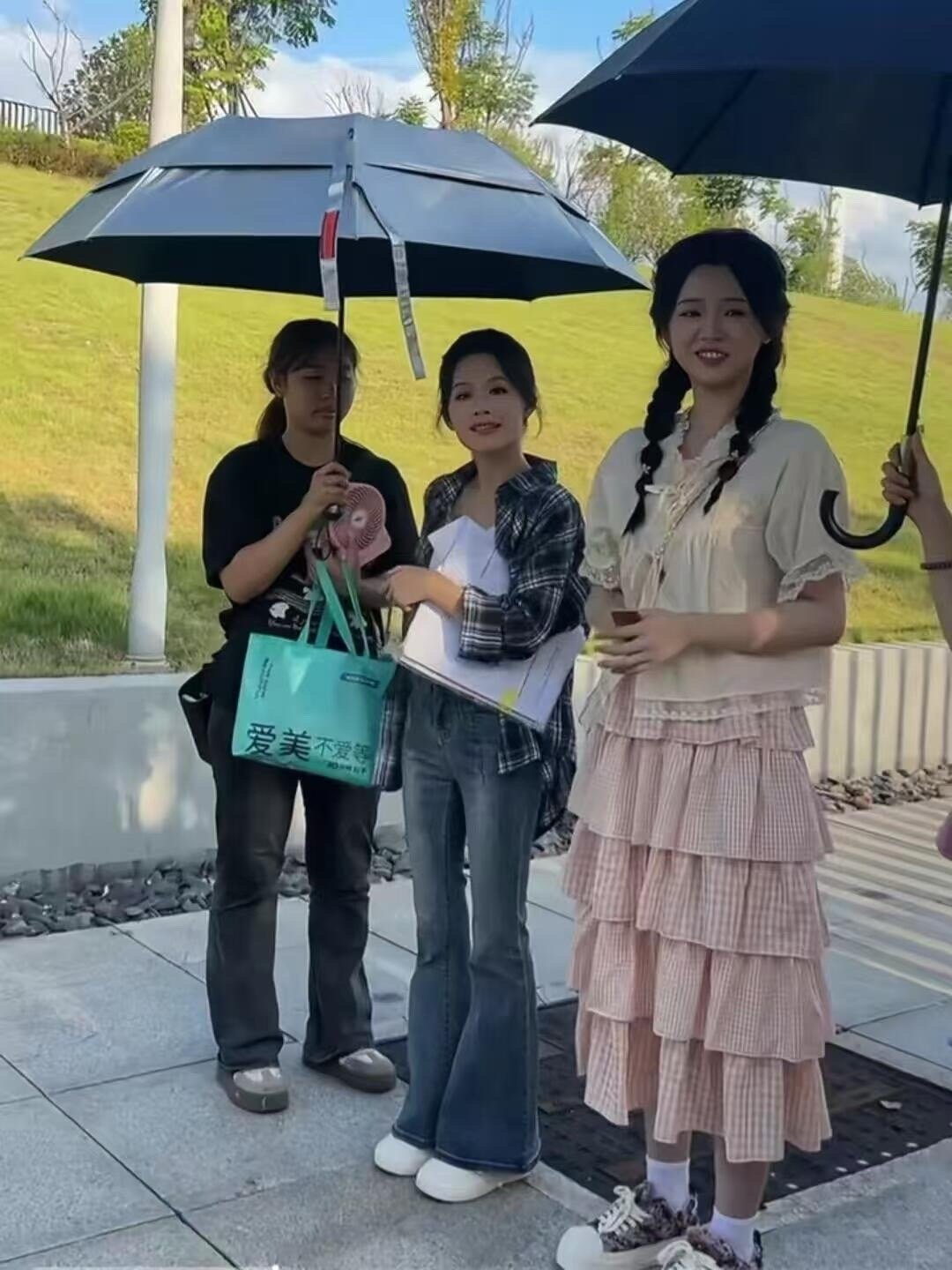 不是吧，余茵都没有一米五吧 ​​​