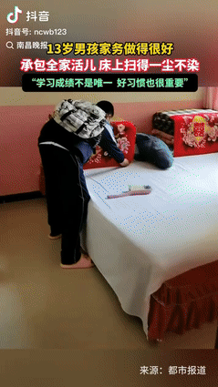 “真享福了！”6日报道，陕西榆林一女子去卧室时，发现13岁儿子背着书包，拿着床刷