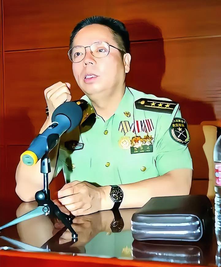 1984年，一名解放军战士不慎掉落山崖和部队失去了联系，他竟然误打误撞发现了敌人