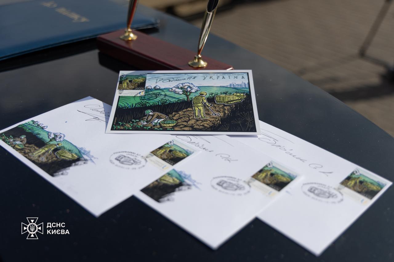 乌克兰UA  这套邮票是我的乌克兰同学米开罗以“排雷与播种”为主题创作的，展现了