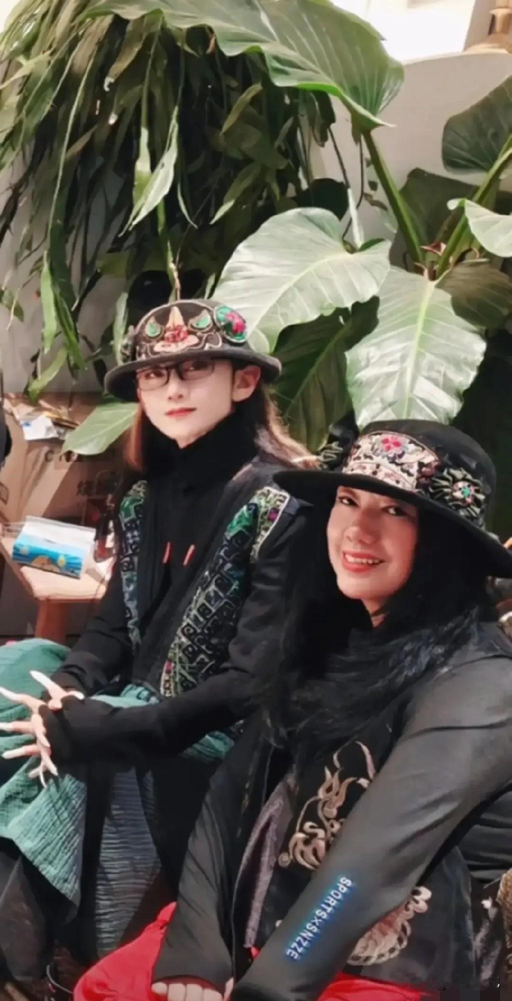 66岁的杨丽萍，离婚未育，去年母亲去世后，就独居在云南1000平的别墅里，偶尔和