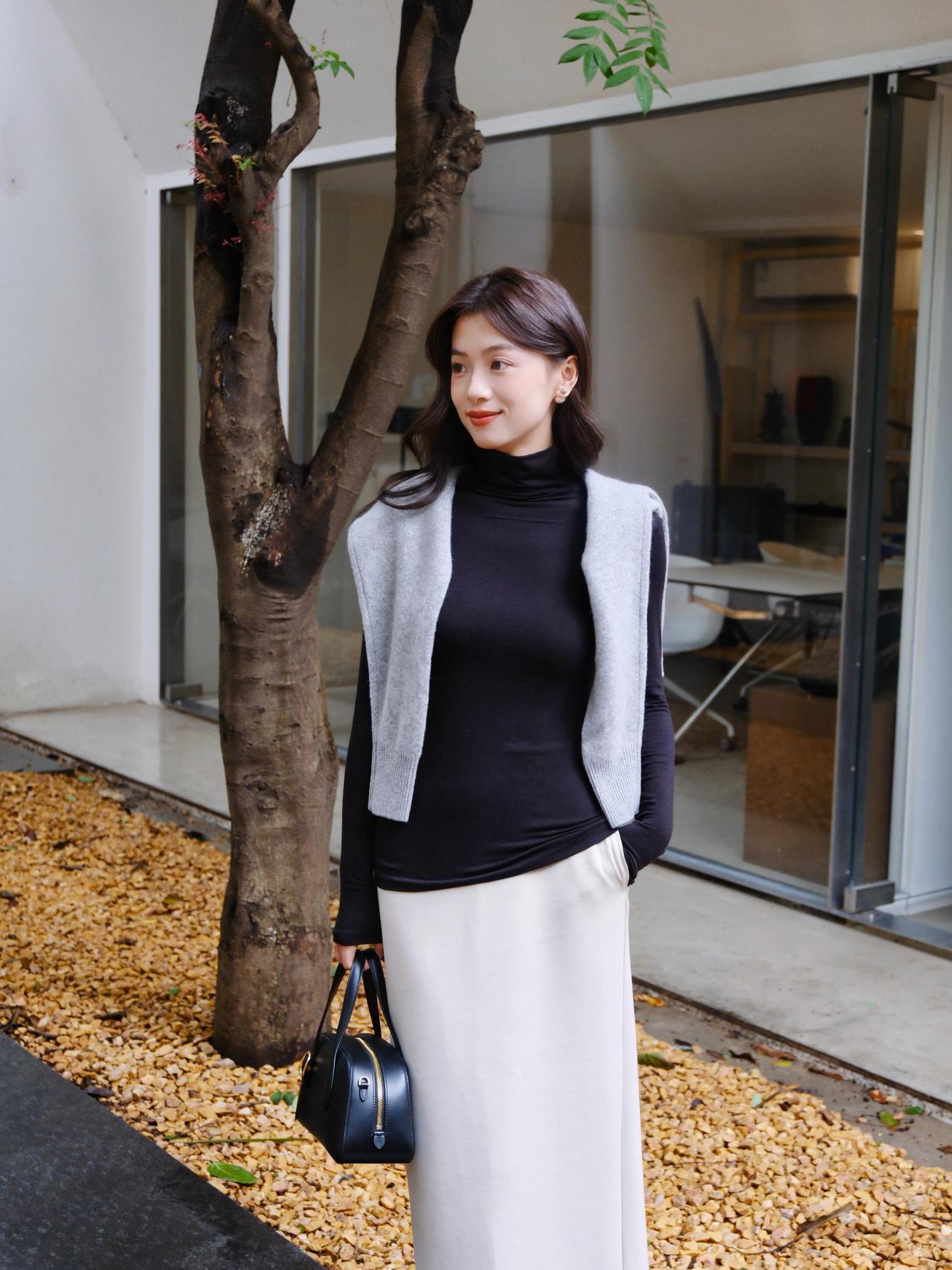 秋日穿搭指南黑色高领毛衣+灰色背心+白色长裙简约而不失优雅