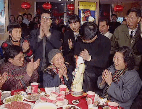 每当提到过年招待亲友，很多人第一反应可能是“累”，甚至带着一丝无奈。毕竟，节日本