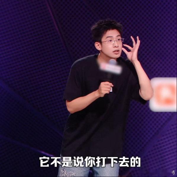 打针从擦酒精的时候就开始痛谁能逃过这种前置痛感！小五聊打耳洞，酒精棉接触皮肤就开