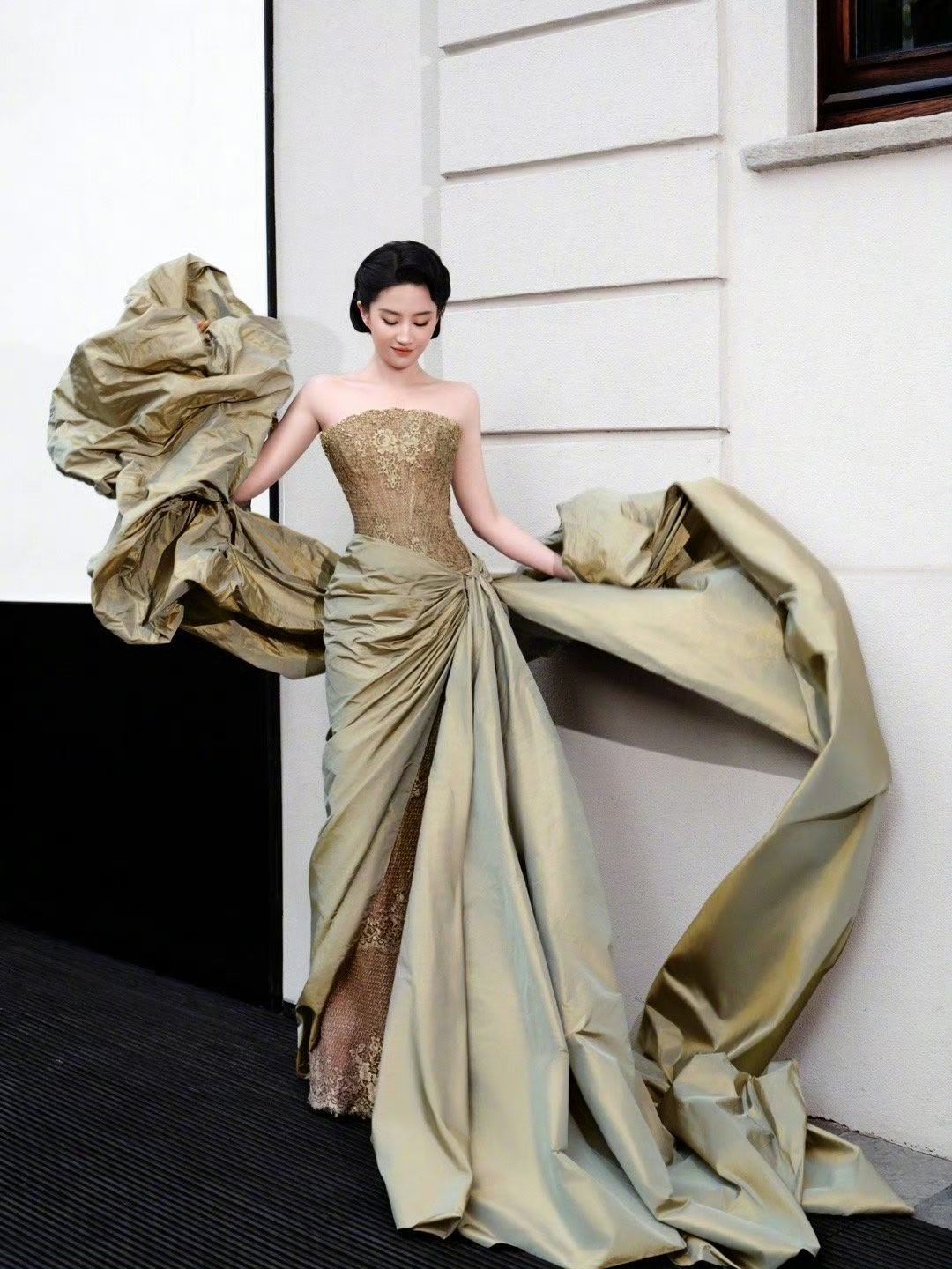 刘亦菲复古宫廷高定   看刘亦菲穿复古宫廷高定，才懂什么是“自带气场”。蓬松的裙