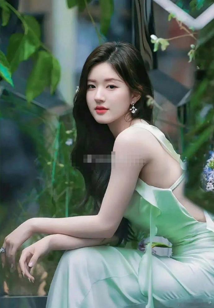 明星和普通人果然还是有壁的，赵露思这个穿搭一般人还真hold不住 ​​​