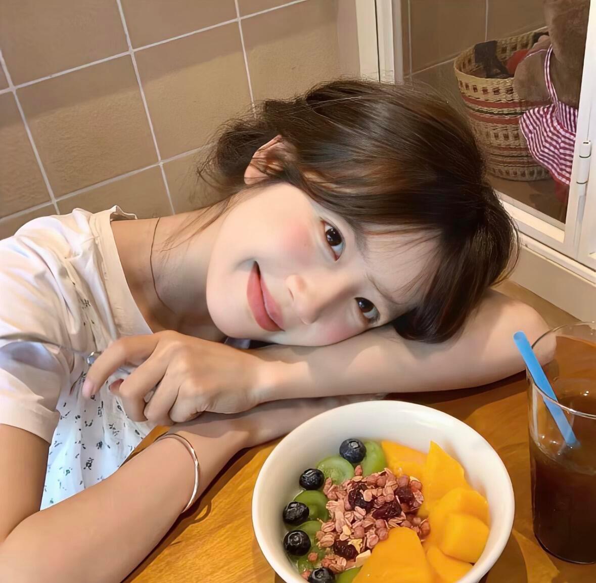 𝑾𝒆𝑪𝒉𝒂𝒕｜咖啡日常真人女头｜探店氛围感人像｜松弛生活感肖像｜治愈