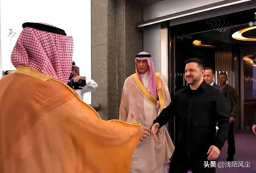 乌克兰总统泽连斯基春风满面抵达沙特，据说有“重要会谈”。泽连斯基是带着无人机专家