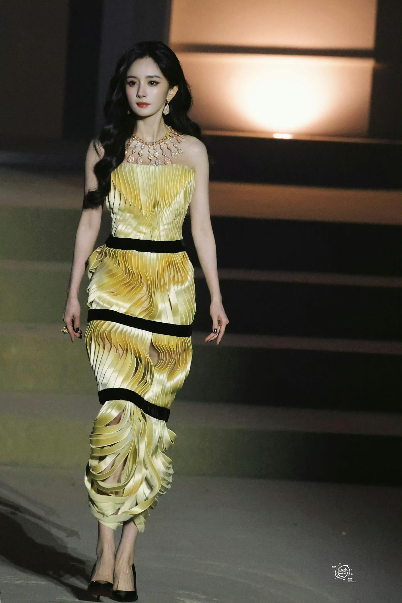 金色抹胸裙超美[送心][送心]